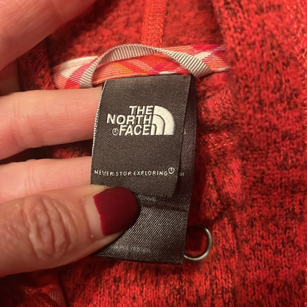 Like new The North Face pullover hoodie - Picture 7 of 16